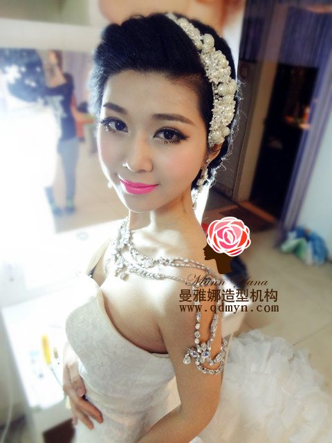 青岛新娘跟妆价位，来咨询曼雅娜国际彩妆造型机构吧！