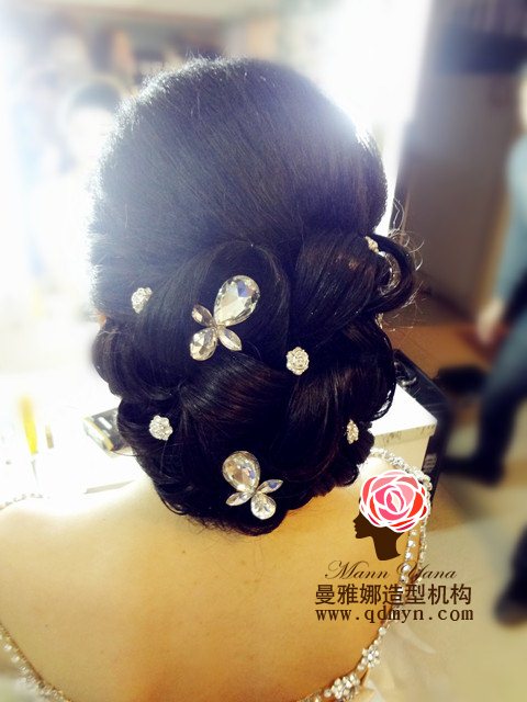 青岛新娘跟妆哪家好，当然曼雅娜造型啦