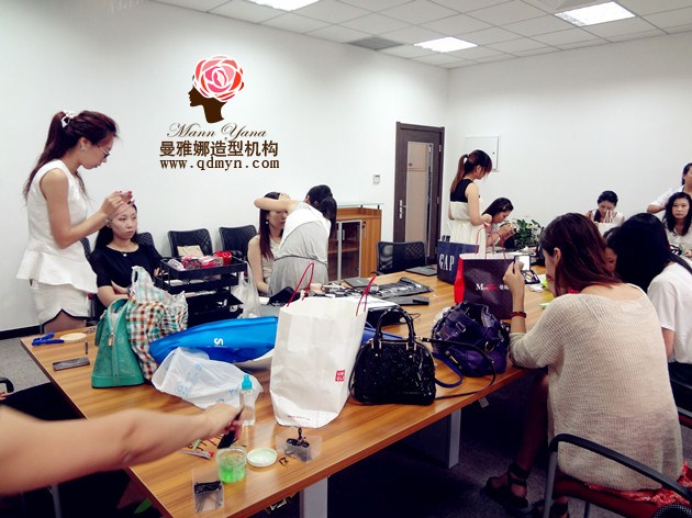 曼雅娜学员给模特化妆中