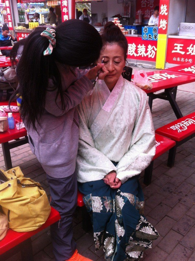 曼雅娜化妆学校学员专注古妆化妆中