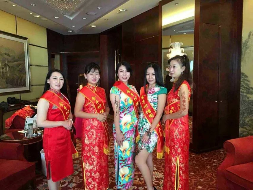 工作人员化妆造型