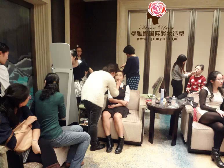 学员们紧张而忙碌的化妆中