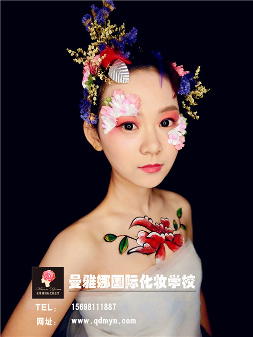 青岛最好的化妆学校-人体彩绘
